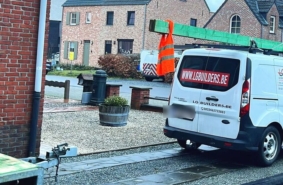 Firmenfahrzeug von LG Builders